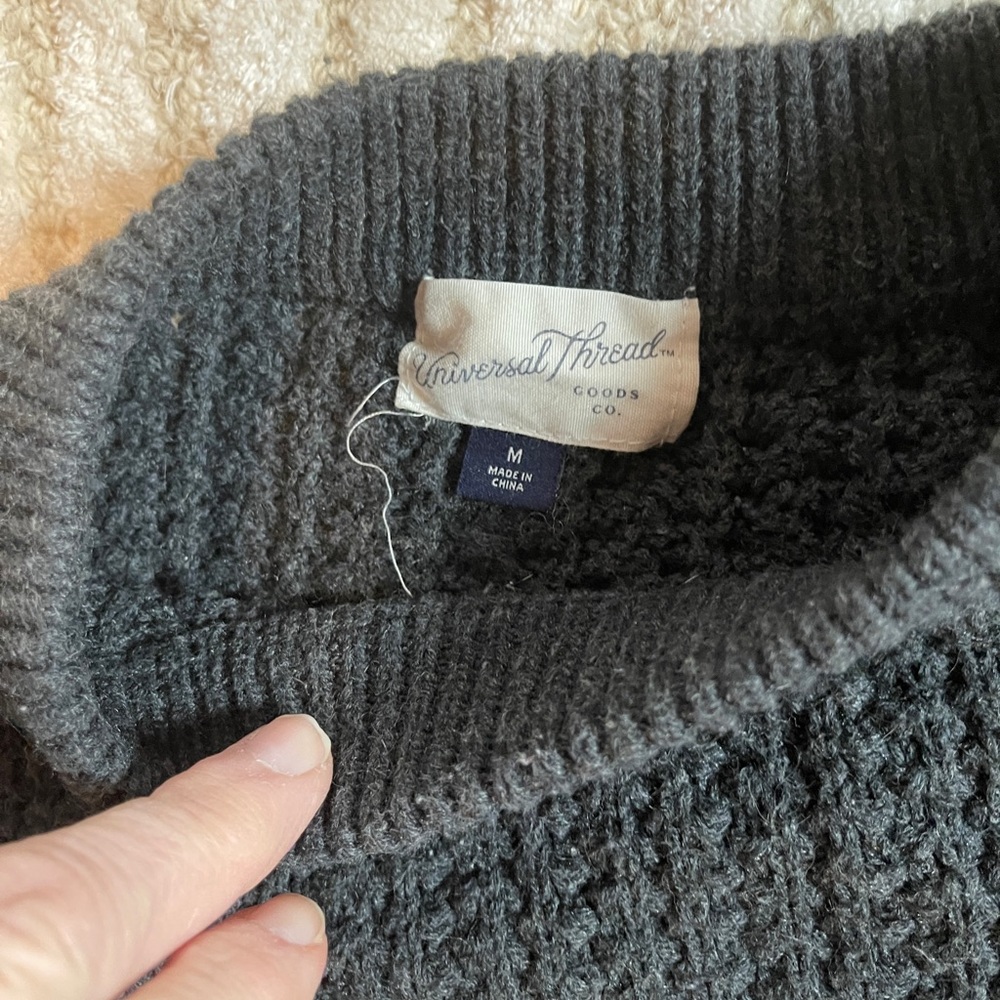 Universal Threads women’s charcoal sweater